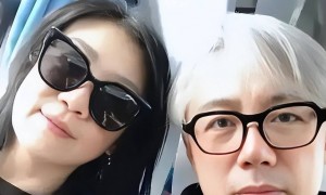 断崖式衰老惊人，58岁歌手张宇生病复出，满头银发身形消瘦引关注