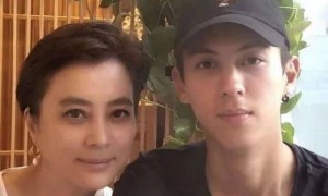 62岁“玉兔精”李玲玉落魄卖唱，坎坷情史唏嘘曝光，混血儿子高大帅气