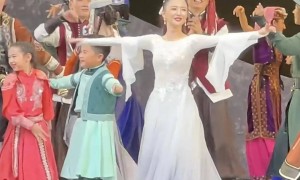 佟丽娅带儿子演出谢幕，9岁朵朵正脸超像陈思诚，被亲妈养得很好