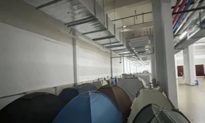 吉大学生因宿舍太热支帐篷过夜，校方回应：电路问题，暂无法装空调